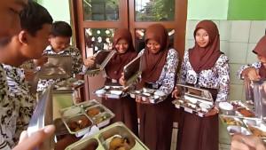 20251015_murid-SMPN-3-Ambarawa-Kabupaten-Semarang-dapat-MBG_1.jpg
