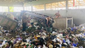20251016-_-Pilah-Sampah-di-TPS-3R-KMP-Resik-Agung-Tegal.jpg