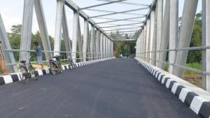 20251016_JEMBATAN-Warga-berada-di-Jembatan-Wetonkulon.jpg