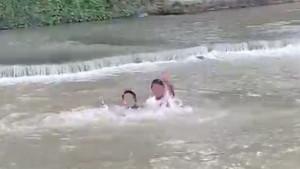 20251016_pelajar-nekat-loncat-ke-sungai.jpg