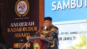 20251018_Luthfi-terima-penghargaan.jpg