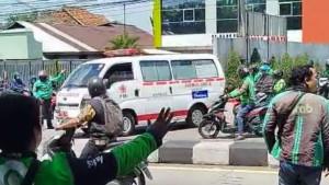 20251018_OJOL-IRINGI-AMBULANS-Para-rekan-ojol-tampak-mengiringi-jalannya.jpg