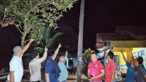 20251018_PENYEBAB-LISTRIK-PADAM-Warga-dan-polisi-Jumat.jpg