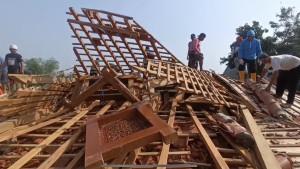 20251019-_-Joglo-TPQ-Wonosari-Karanganyar-Roboh.jpg