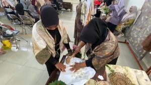 20251019_Novita-dan-rekannya-sesama-perajin-Pameran-Batik-Ecoprint-Semarang_1.jpg