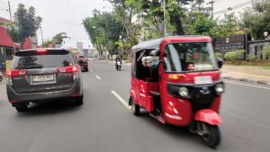 20251020_Bajaj-Online-berwarna-merah-saat-melintasi-Jalan-Imam-Bonjol-Semarang_1.jpg
