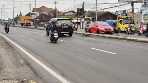 20251020_Pengguna-jalan-melintasi-jalan-aspal-di-Pantura-Brangsong-Kendal_1.jpg