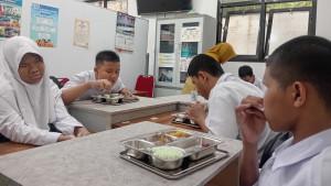 20251020_Siswa-SLBN-Purwosari-Kudus-menyantap-menu-MBG_1.jpg