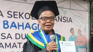 20251021_Mbah-Kaidi-lansia-84-wisudawan-terbaik_2.jpg