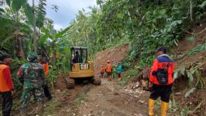 20251022_BPBD-Kabupaten-Purbalingga-melakukan-penanganan-terhadap-longsor_1.jpg