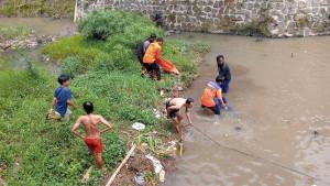 20251022_Evakuasi-warga-yang-tenggelam-di-Brebes_1.jpg