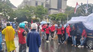 20251022_Para-buruh-menyuarakan-kenaikan-upah-minimum-2026_1.jpg