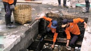 20251023-_-Petugas-DLH-Kendal-Bersihkan-Gorong-gorong-Sungai.jpg