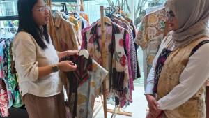 20251025_LAYANI-TAMU-HOTEL-Pelaku-UMKM-Batik.jpg