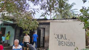 20251025_Padamkan-Api-Kondisi-kios-BBM-yang-terbakar.jpg