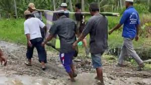 20251026-_-Viral-Warga-Tandu-Jenazah-Karena-Jalan-Rusak.jpg