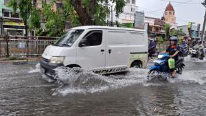 20251026_Banjir-di-kawasan-Tologosari-Raya.jpg