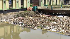 20251027-_-Tumpukan-Sampah-Sungai-Kendal.jpg