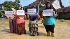 20251027-_-Warga-Ketiteng-Wetan-Pati-Minta-Pertolongan-Presiden-Atasi-Banjir.jpg