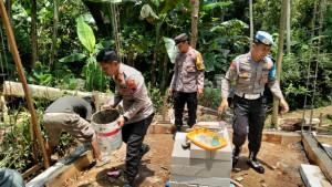20251027_GOTONG-ROYONG-Warga-dan-pekerja-dibantu-polisi.jpg