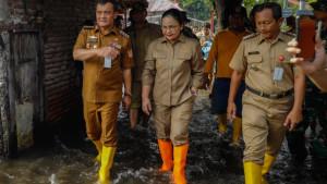 20251027_Gubernur-Jateng-Ahmad-Luthfi-tinjau-korban-banjir-di-Kota-Semarang_1.jpg