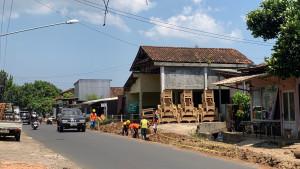20251027_Pekerja-konstruksi-memperlebar-badan-jalan.jpg