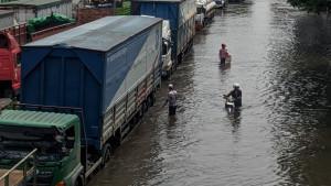 20251028_BANJIR-KALIGAWE-Pengendara-motor-menuntun-kendaraannya.jpg