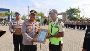 20251028_BERI-PENGHARGAAN-Polres-Sukoharjo-menggelar-apel-pagi-Commander.jpg