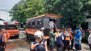20251028_EVAKUASI-Proses-evakuasi-siswa-SD-di-Semarang.jpg