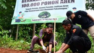 20251028_Wabup-Pekalongan-Sukirman-menanam-pohon_1.jpg