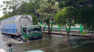 20251029-_-Truk-Terobos-Banjir-Kaligawe-Semarang.jpg