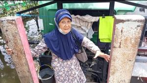 20251029_Sulistyowati-lansia-asal-Pekalongan-nekat-menerobos-banjir_1.jpg