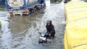20251030_DAMPAK-BANJIR-Seorang-pemotor-menuntut-motornya.jpg