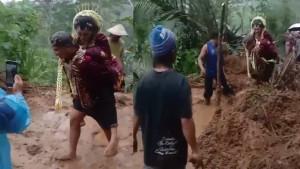 20251030_Sepasang-pengantin-melintasi-di-jalan-tertutup-longsor-di-Wonosobo_1.jpg