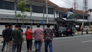 20251031_Tersangka-berinisial-K-dibawa-ke-Rutan-Kebumen_1.jpg