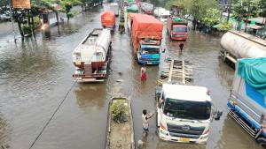 20251031_Truk-terjebak-banjir-di-Kaligawe-Semarang_1.jpg