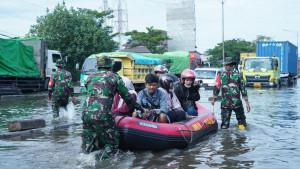 20251101_BANJIR-Pasien-yang-diangkut-menggunakan.jpg