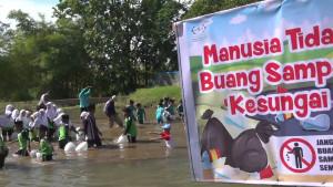 20251102_TEBAR-BENIH-IKAN-Ratusan-siswa-atau-santri-madrasah-ibtidaiyah.jpg