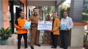20251103_menyerahkan-bantuan-logistik.jpg