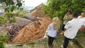 20251105-_-Kondisi-Talud-Jebol-Timpa-Rumah-di-Nyatnyono-Semarang.jpg