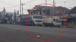 20251105_Truk-besar-saat-melintasi-Jalan-Pantura-Batang_1.jpg