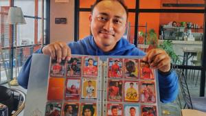 20251107_Andreas-Junian-saat-menunjukan-koleksi-tanda-tangan-pemain-bola_1.jpg
