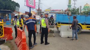 20251107_Polres-Brebes-tutup-jalan.jpg