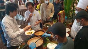 20251110-_-Edbert-Anak-Gubernur-Maluku-Utara-Cicipi-Menu-Papeda-di-Semarang.jpg