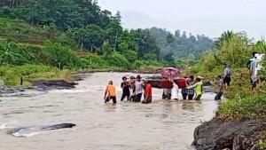 20251110-_-Viral-Warga-Bogor-Tandu-Jenazah-Sebrangi-Sungai.jpg