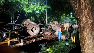 20251112-_-Truk-Terguling-di-Ngemplak-JLS-Salatiga.jpg