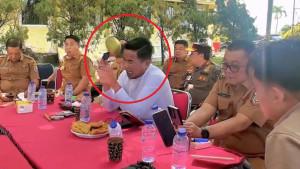 20251112_Viral-Bupati-Pelalawan-Zukri-Misran-mendadak-kaget-kejatuhan-buah-mangga_1.jpg