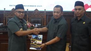 20251113_DPRD-Batang-membahas-Raperda-saat-rapat-paripurna_1.jpg