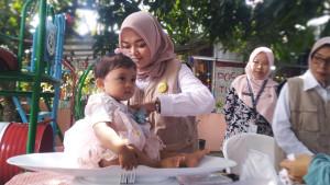 20251113_Kader-Posyandu-Kudus-timbang-anak.jpg