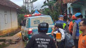 20251114_Ambulans-yang-mengantar-jenazah-Wahyuni-korban-longsor-di-Cilacap_1.jpg